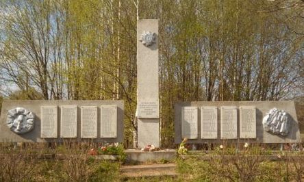 д. Пронино Весьегонского городского округа. Памятник, установленный в 1991 году в честь воинам - землякам, павшим в годы войны. 