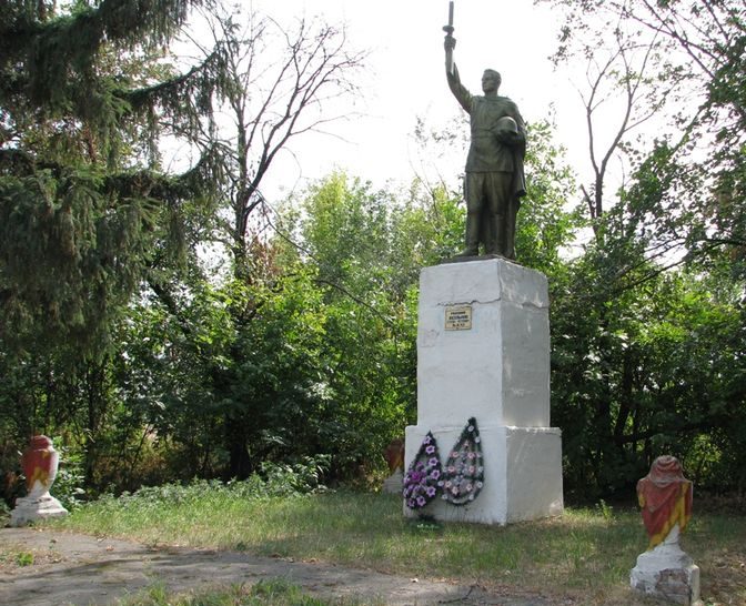 Хорольский р-н, 233 км трассы Киев-Харьков. Памятник, установленный на братской могиле 4 советских воинов.
