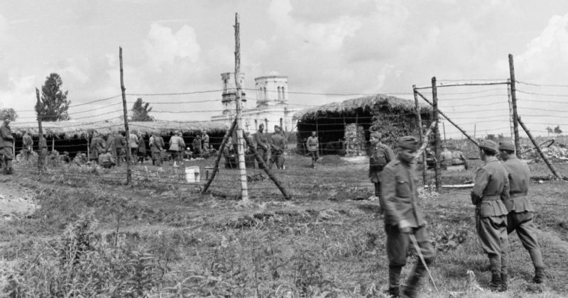 Немецкие и венгерские офицеры у воронежского лагеря военнопленных. Лето 1942 г.