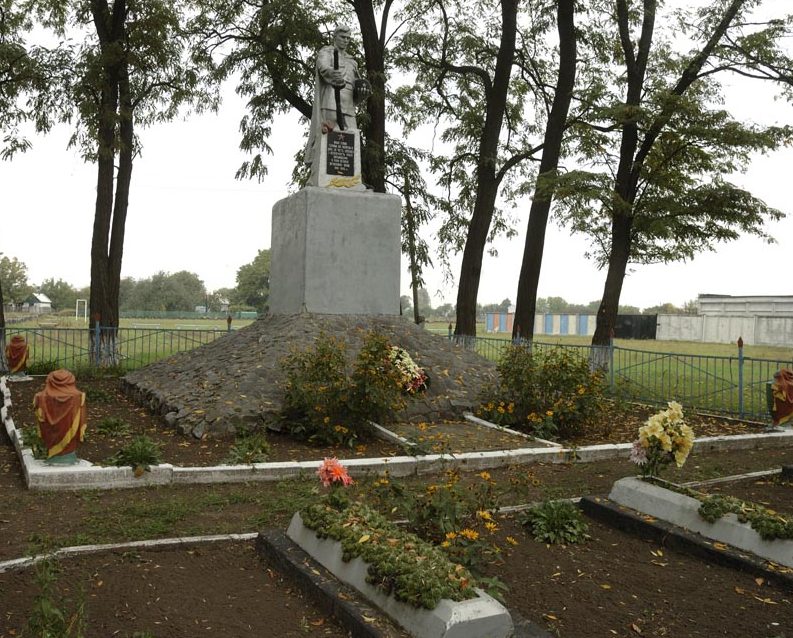 с. Краснознамянка Кременчугского р-на. Памятник, установленный на братской могиле, в которой похоронено 7 советских воинов.
