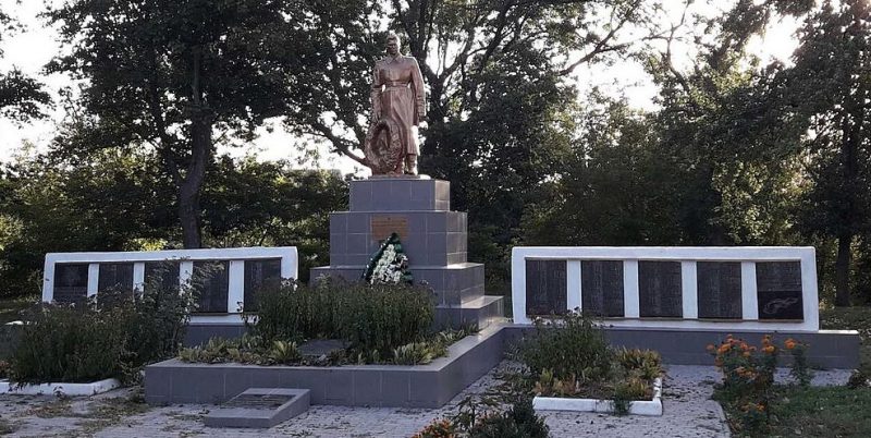 п. Комышня Миргородского р-на. Памятник, установленный в 1957 году на братской могиле советских воинов и памятный знак павшим воинам-землякам.