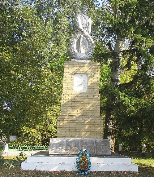 с. Бутовка Хорольского р-на. Памятник, установленный в 1956 году в честь павших воинов-земляков. 