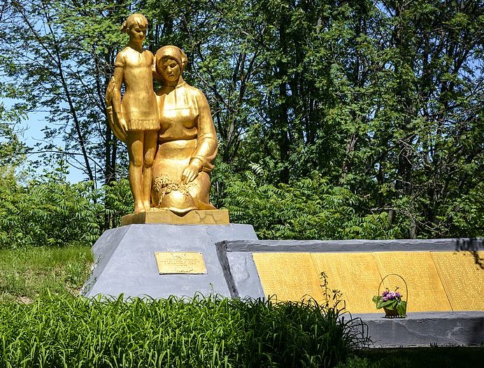 с. Вергуны Хорольского р-на. Памятник, установленный в 1975 году в честь павших воинов-земляков. 
