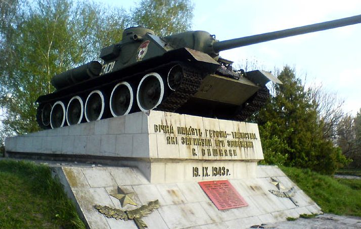 п. Вишняки Хорольского р-на. Памятник-танк, установленный в 1975 году на братской могиле советских воинов-танкистов, которые освобождали город. 