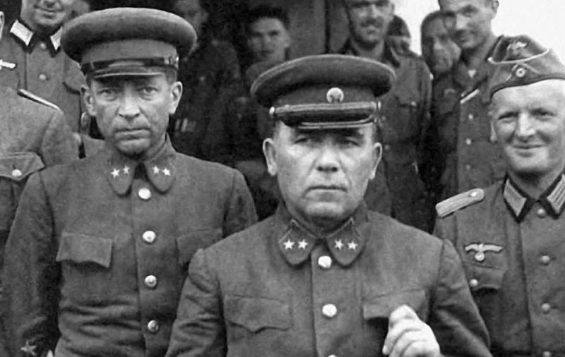 Пленные командующий 12-й армией генерал-майор П.Г. Понеделин и командир 13-го стрелкового корпуса 12-й армии генерал-майор Н. К. Кириллов в районе Умани. Август 1941 г.