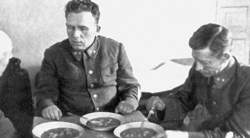 Пленные командующий 12-й армией генерал-майор П.Г. Понеделин и командир 13-го стрелкового корпуса 12-й армии генерал-майор Н. К. Кириллов в районе Умани. Август 1941 г.