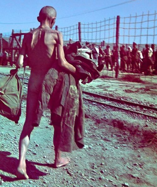 Советские военнопленные проходят дезинфекцию в лагере Цайтхайн. Лето 1942 г.