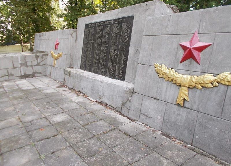 п. Вишняки Хорольского р-на. Памятник погибшим воинам-землякам, установленный в 1975 году.