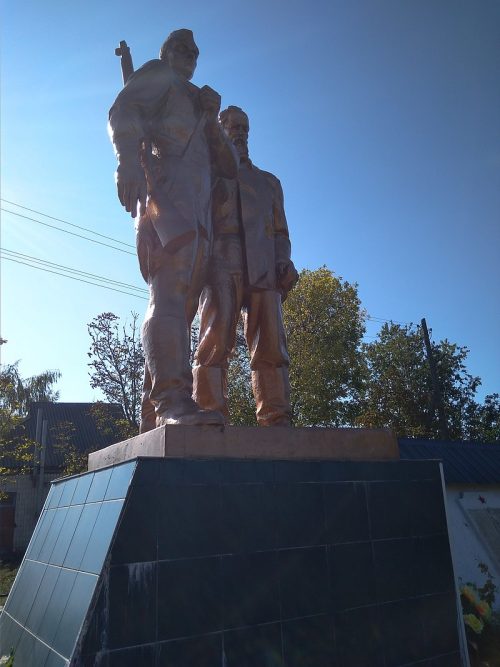 с. Еньки Хорольского р-на. Памятник, установленный в 1957 году в честь павших воинов-земляков.