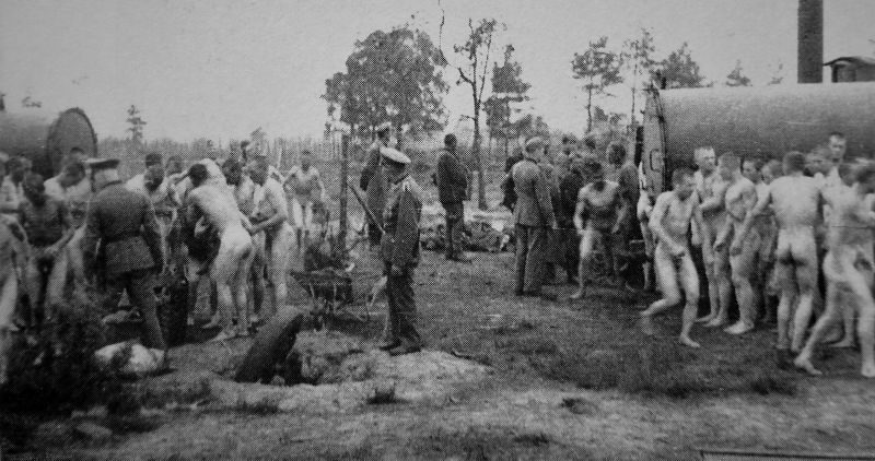 Советские военнопленные на дезинфекции одежды в лагере Stalag XD (310) в Витцендорфе. Август 1942 г. 