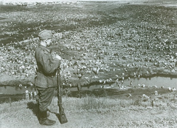 Лагерь военнопленных «Уманская яма». Август 1941 г. 