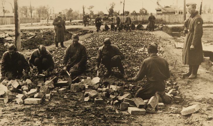 Военнопленные на строительстве дороги. Ростовская область, осень 1942 г. 