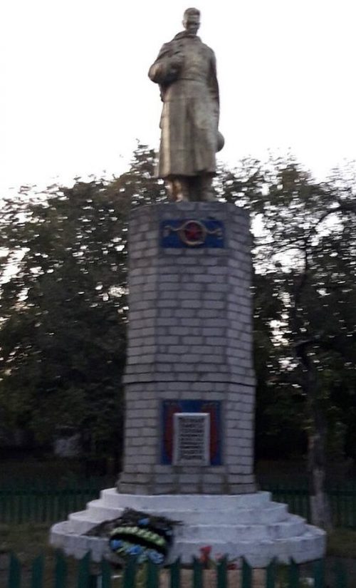с. Кузнецы Хорольского р-на. Памятник, установленный в 1956 году в честь павших воинов-земляков.
