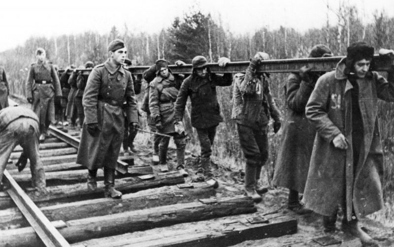 Советские военнопленные на строительстве железной дороги. Ноябрь 1942 г. 