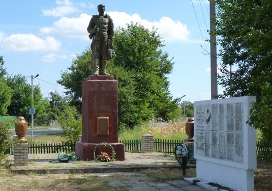  г. Миргород. Памятник землякам, погибшим в годы войны.