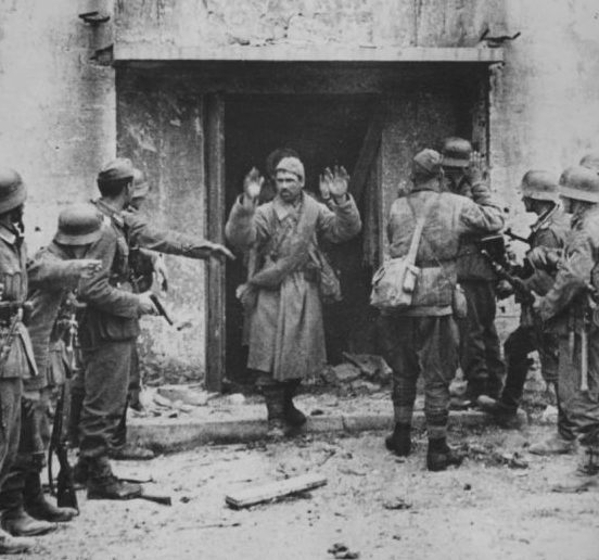 Трое красноармейцев сдаются немецким солдатам на улице Керчи. 1942 г. 