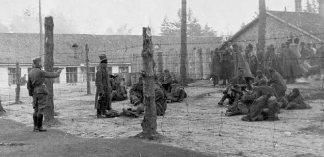 Советские военнопленные на территории сборного лагеря. Смоленск, август 1941 г. 