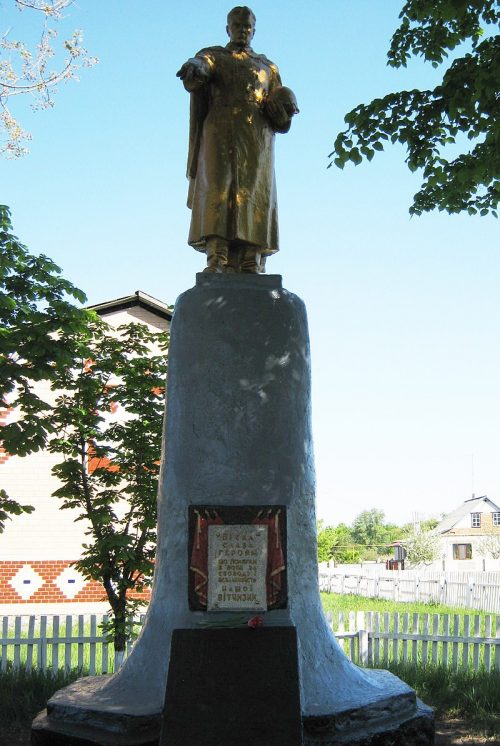 с. Орликовщина Хорольского р-на. Памятник погибшим воинам-землякам, установленный в 1957 году.