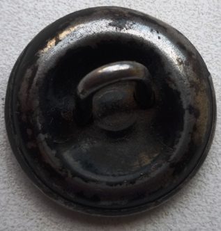 Пуговица образца 1932 года диаметром 15 мм, 19 мм и 23 мм изготовленная из стали и окрашенная в черный цвет.