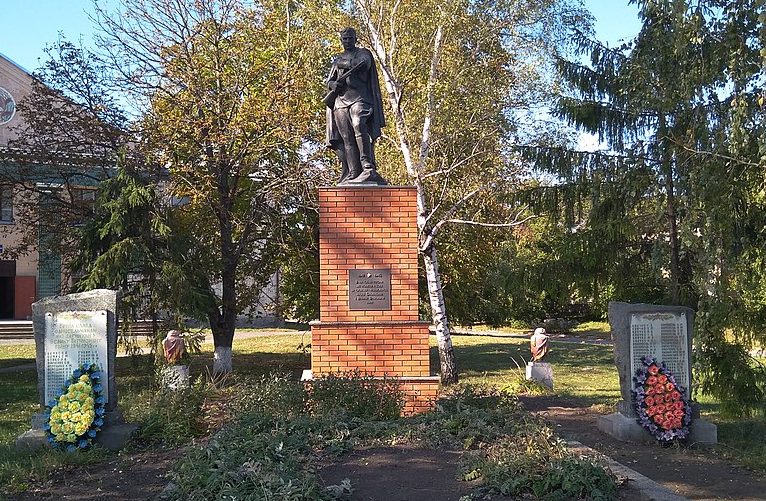 с. Петровка Хорольского р-на. Памятник погибшим воинам-землякам, установленный в 1957 году.