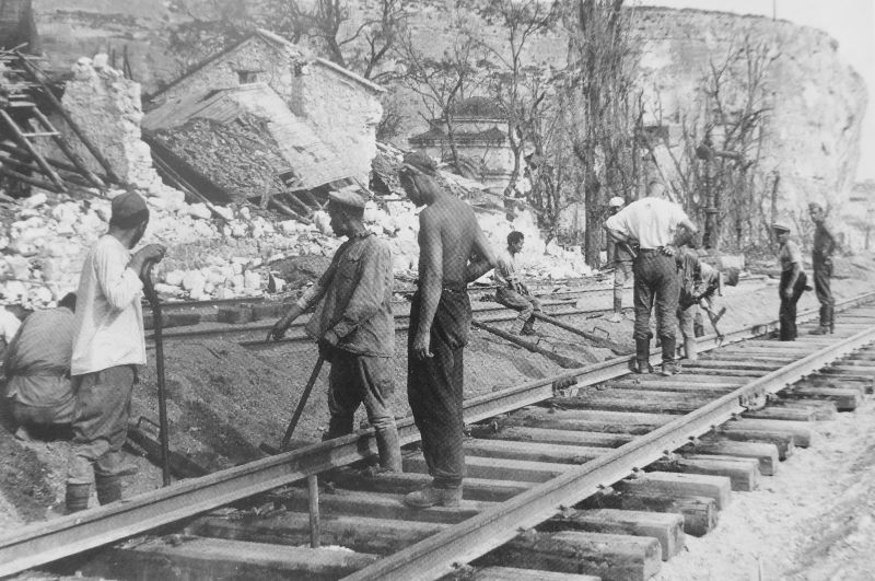 Советские военнопленные на восстановлении железной дороги в Инкермане. 1942 г. 
