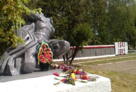 с. Трубайцы Хорольского р-на. Памятник погибшим воинам-землякам, установленный в 1954 году.