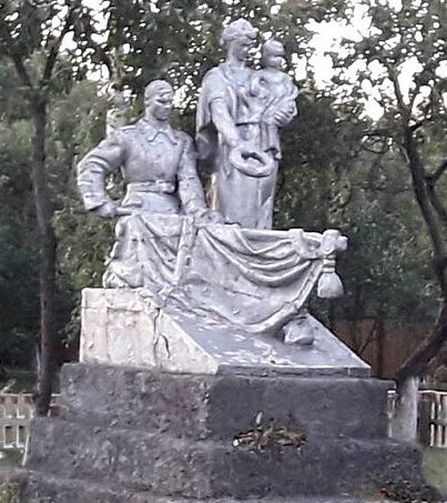  с. Петровцы Миргородского р-на. Памятник павшим воинам-землякам, установленный в 1976 году.