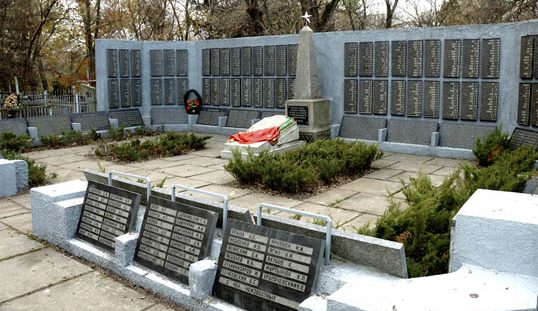 г. Кременчуг. Памятник, установленный в 1957 году на братской могиле на Реевском кладбище, где захоронено 1365 советских воинов. 