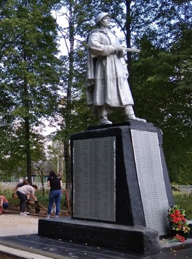 п. Жарковский. Памятник, установленный на братской могиле советских воинов.