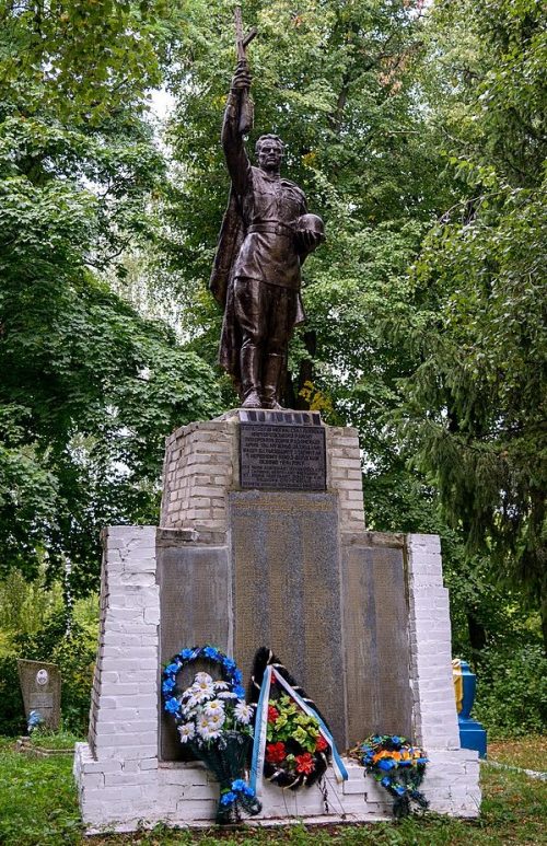 с. Поповка Миргородского р-на. Памятник павшим воинам-землякам, установленный в 1957 году.