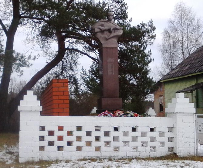 д. Зеленьково Жарковского р-на. Памятник, установленный на братской могиле советских воинов.