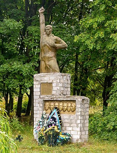 с. Поповка Миргородского р-на. Памятник у школы, установленный в 1970 году на братской могиле партизан.