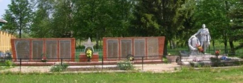д. Королевщина Жарковского р-на. Памятник, установленный на братской могиле советских воинов.