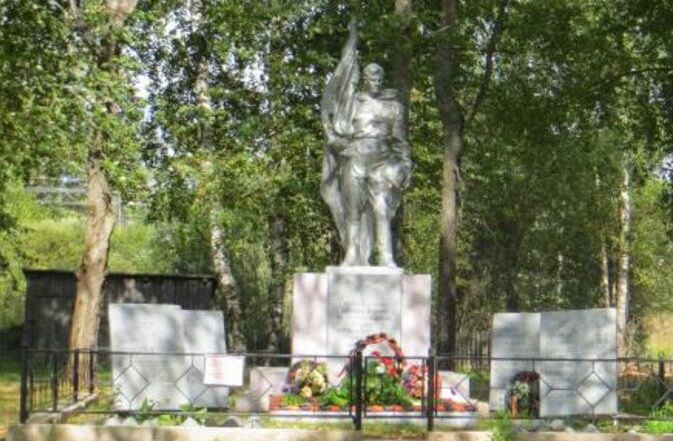 д. Бенцы Западнодвинского городского округа. Памятник, установленный на братской могиле советских воинов.