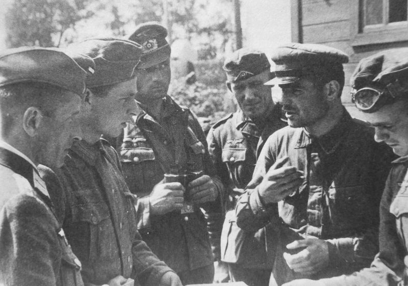 Немцы допрашивают пленного советского комиссара. Август 1941 г. 