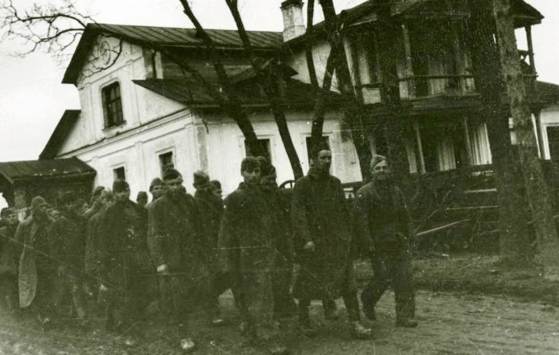 Группа советских военнопленных в Григорово. Новгородская область, 1942 г.