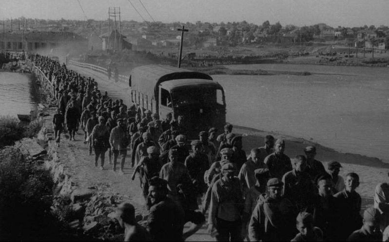Колонна советских военнопленных на мосту через реку Южный Буг в городе Первомайске Николаевской области. Август 1941 г.