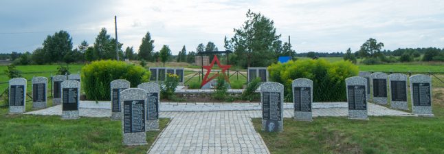  д. Брод Западнодвинского городского округа. Памятник, установленный на братской могиле перезахороненных останков 1500 советских воинов.