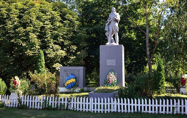 с. Черевки Миргородского р-на. Памятник, установленный в 1961 году на братской могиле партизан и памятный знак погибшим односельчанам. 