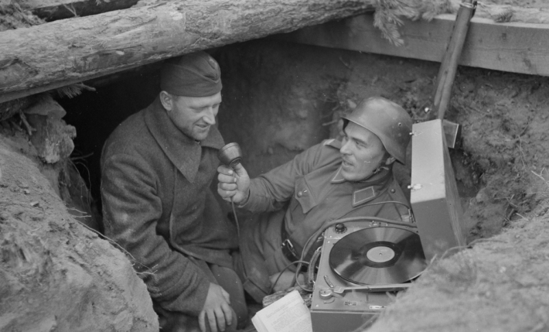 Захваченный советский комиссар разговаривал со своими окруженными товарищами через громкоговоритель. Петрозаводск, 27 сентября 1941 г.