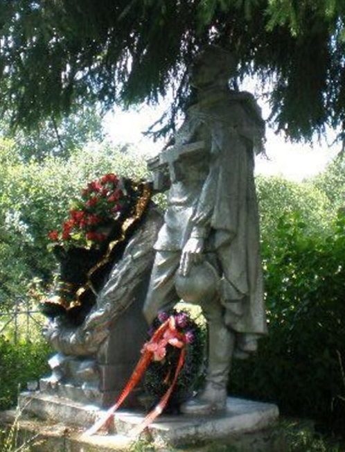 д. Высочерт Западнодвинского городского округа. Памятник, установленный на братской могиле советских воинов. 