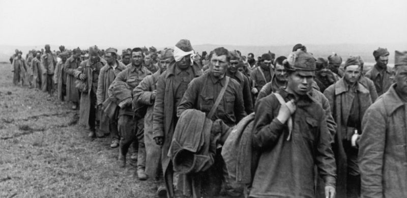 Пленные на пути в транзитный лагерь. Сентябрь 1941 г.