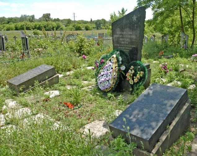 с. Маламовка Кременчугского р-на. Братская могила 10 советских воинов, погибших в боях за село.