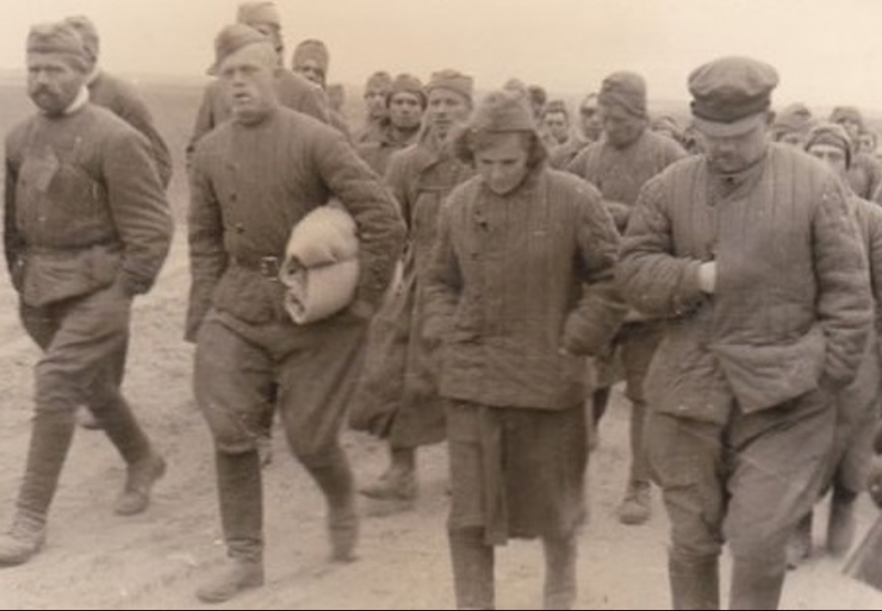 На пути к лагерю военнопленных. 1942 г.