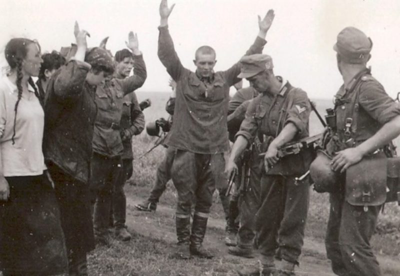Красноармейцы сдаются в плен. Сентябрь 1941 г.