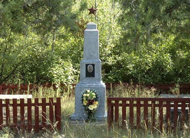 с. Миловидовка Кременчугского р-на. Братская могила 20 воинов на сельском кладбище.