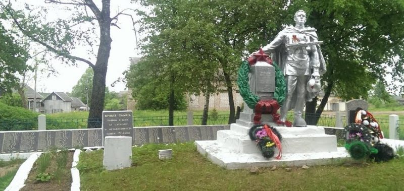 п. Ильино Западнодвинского городского округа. Памятник, установленный на братской могиле советских воинов.