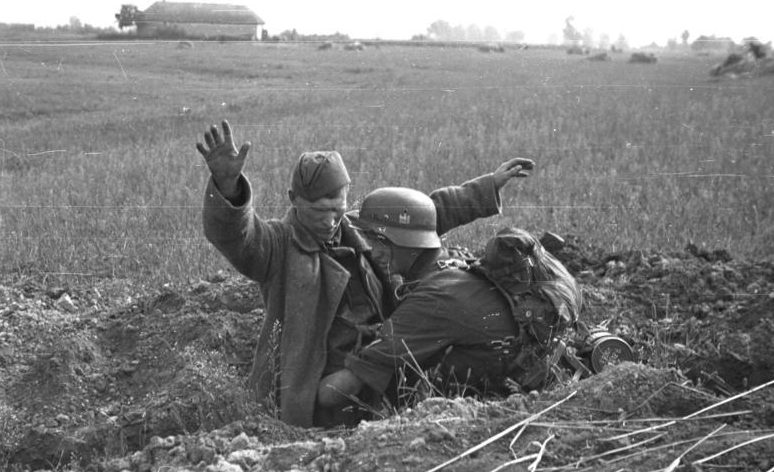 Красноармейцы сдаются в плен. Сентябрь 1941 г. 