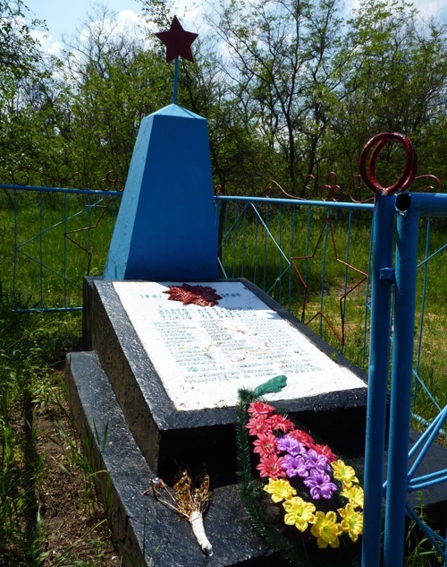 с. Маячка Новосанжарского р-на. Братская могила воинов, погибших в боях за село. 