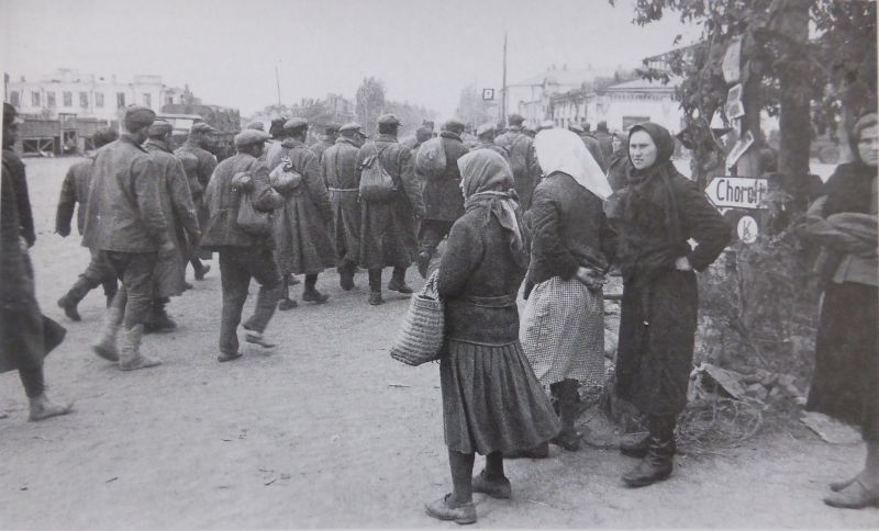 Колонна светских военнопленных в городе Хороле Полтавской области. Сентябрь 1941 г. 